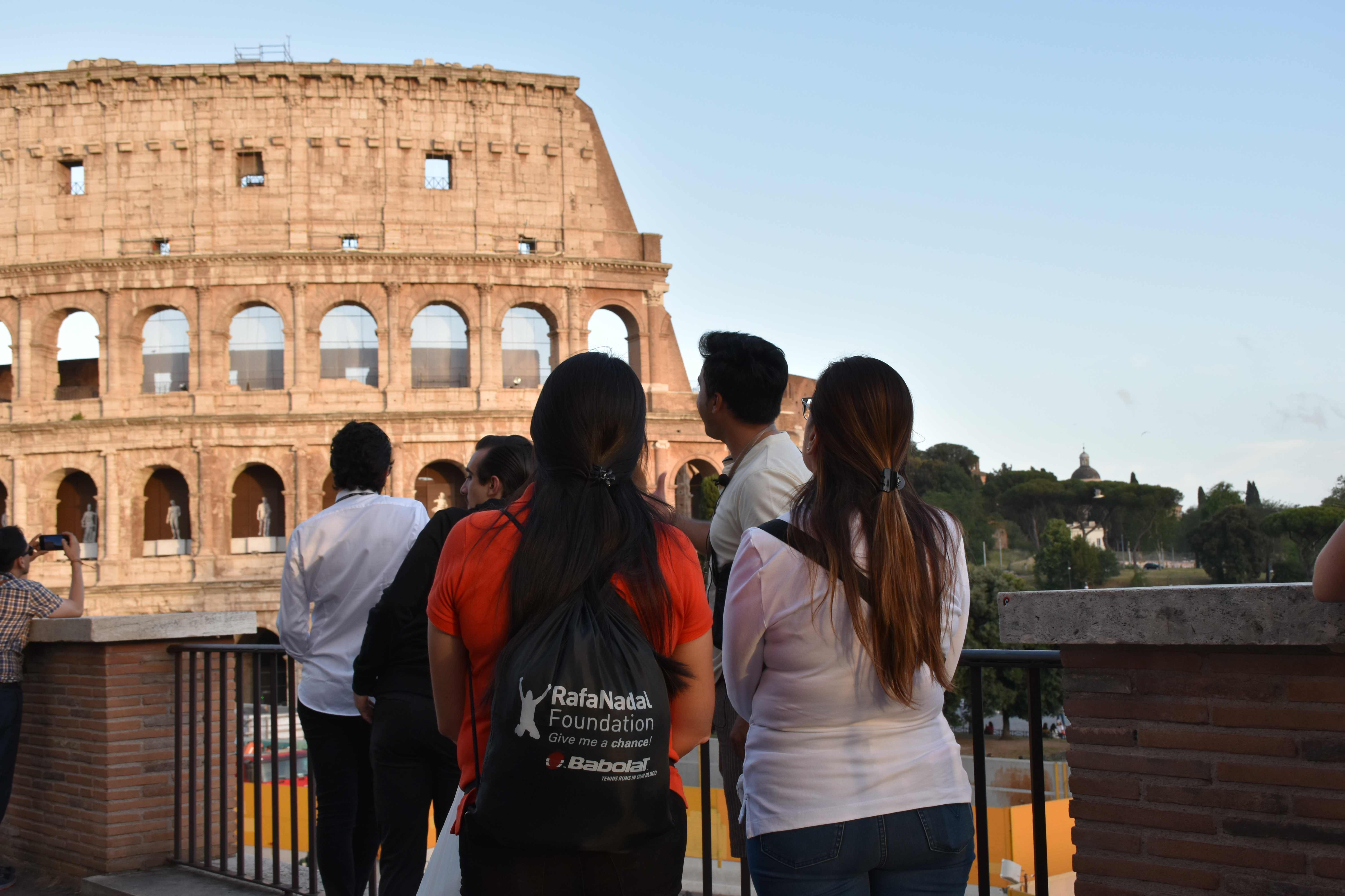 Grupo frente al Coliseo de Roma