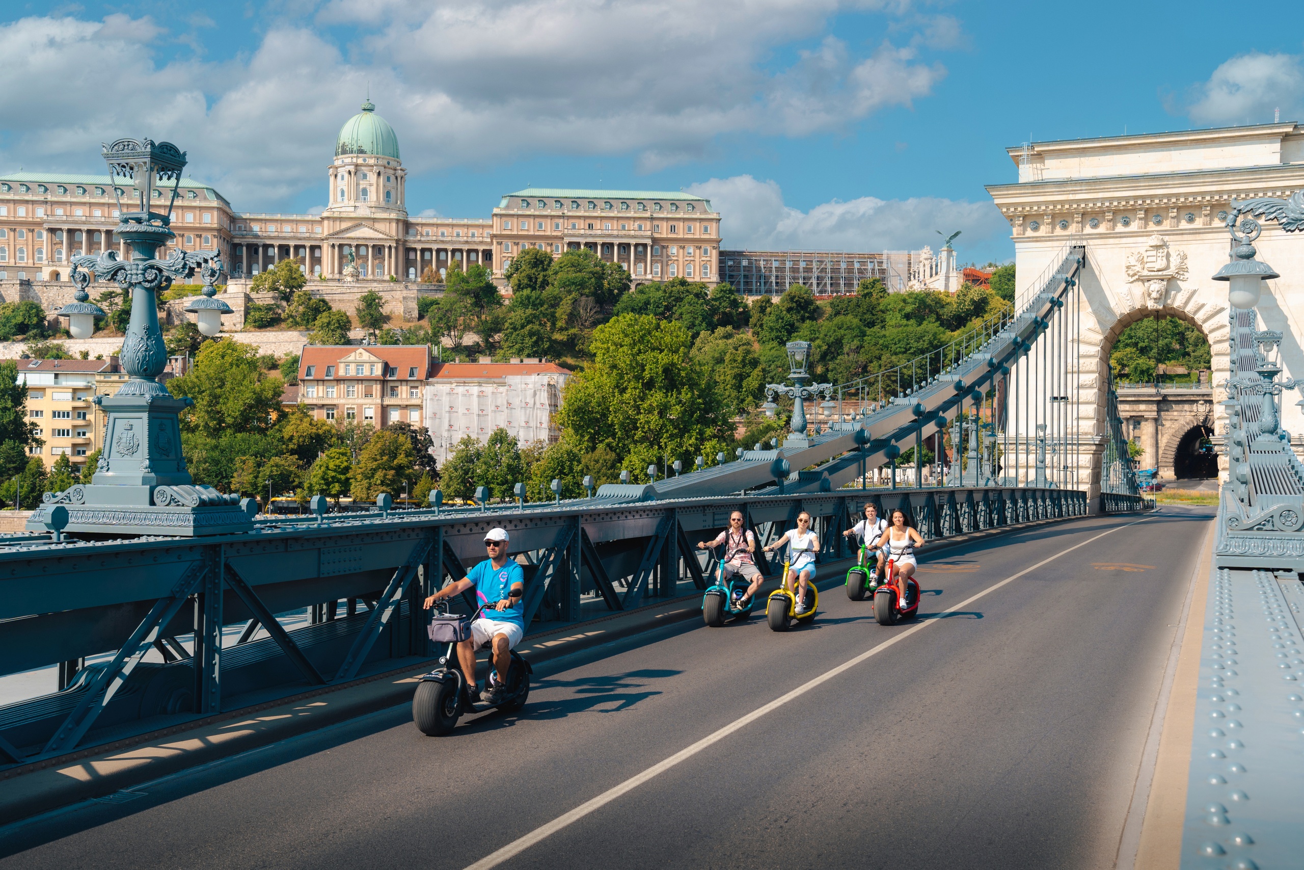 Ride, Eat & Love: tour privado de Budapest en MonsteRoller