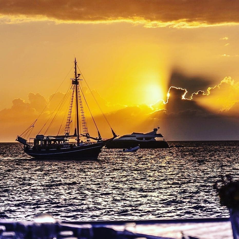Crucero de fiesta al atardecer